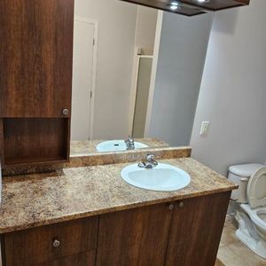 Beau grand 4 1/2 rue Gatien, près galeries 1er dec - Photo 2