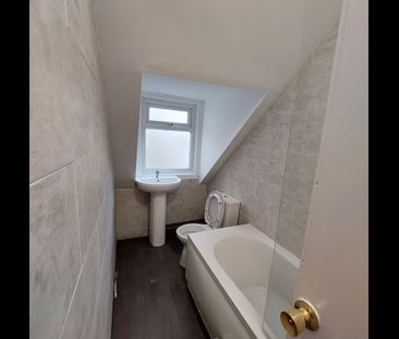 3 Bed Semi-Detached House, Salisbury Drive, M25 - Photo 3