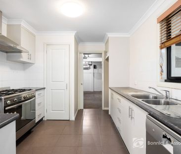 CENTRAL 3-BEDROOM TOWNHOUSE - Photo 3