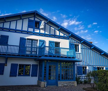 Maison à louer à proximité de Biarritz, sur parc arboré avec piscine, terrain de football et boulodrome. - Photo 3