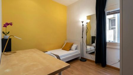 Rooms for rent in 9-bedroom apartment in Almagro, Madrid - Photo 3
