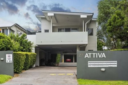 Spacious 2 Bed Apartment with Private Courtyard and Pool - Photo 3