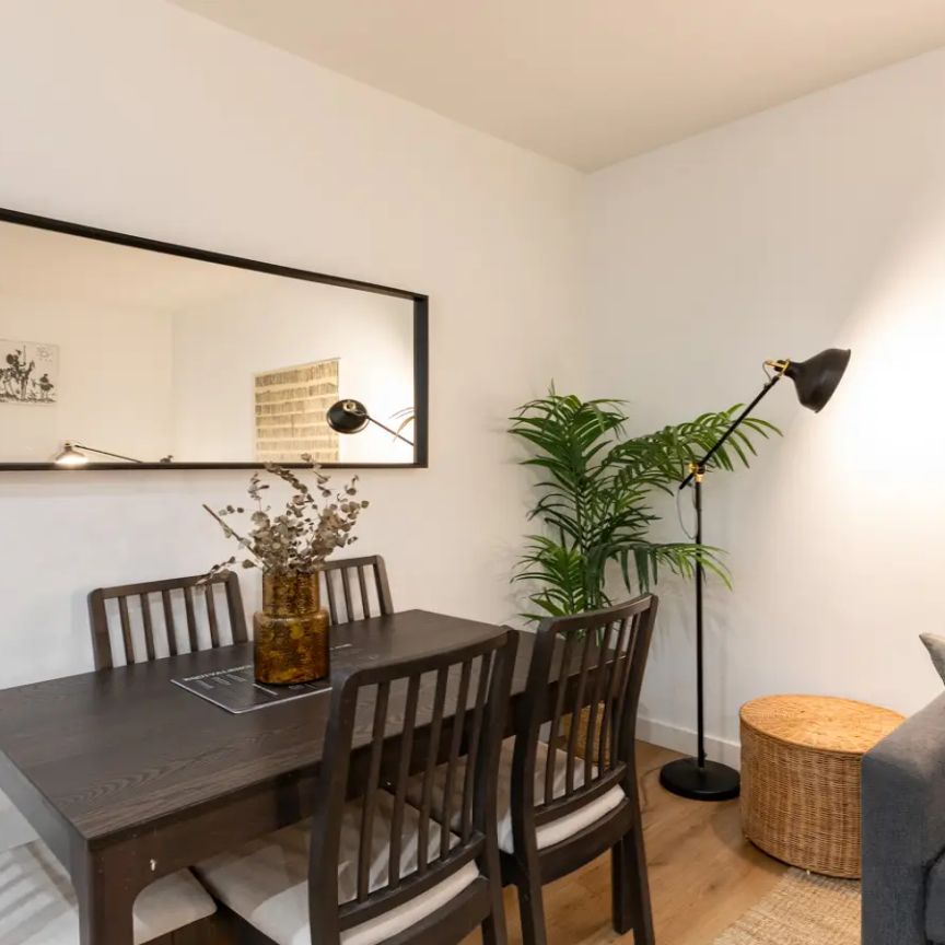 Furnished and practical apartment next to Retiro Park, with excellent connections to Atocha and the center of Madrid - Foto 1