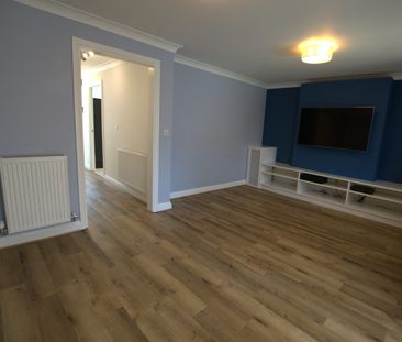 Semi-detached house to rent on - Photo 3