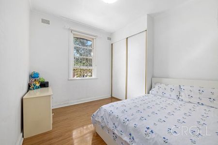 Charming Single Level Two Bedroom Garden Apartment - Photo 3