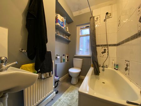 Howard Terrace, Adamsdown - Photo 4