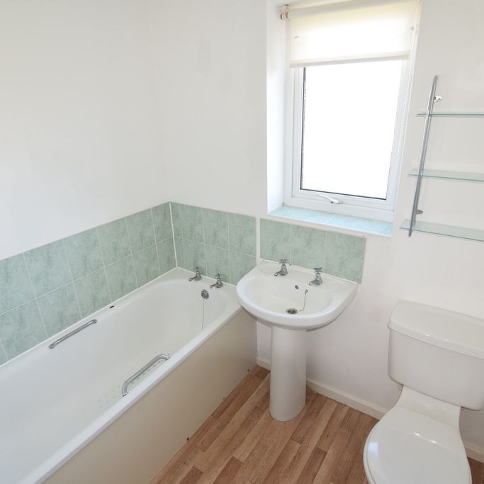 To Let 3 Bed Semi-Detached House - Photo 1