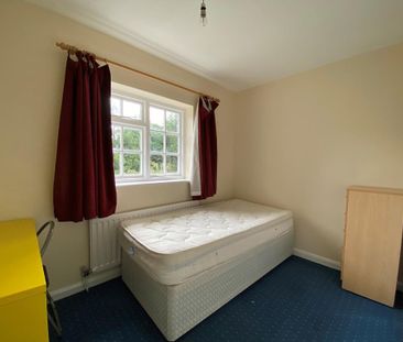 1 bedroom in a house share to rent - Photo 2