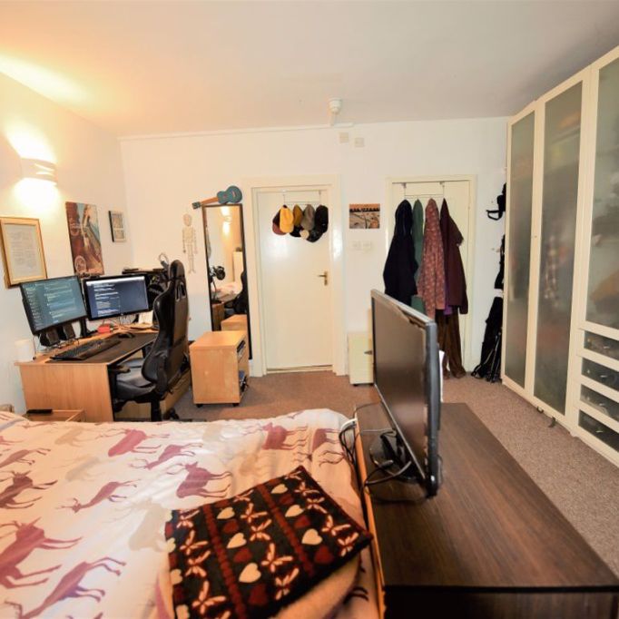 1 bedroom Flat in Hyde Park Terrace, Leeds - Photo 1