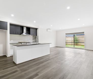 7 Kirkham Drive, Thornhill Park VIC 3335 - House For Rent | Domain - Photo 3