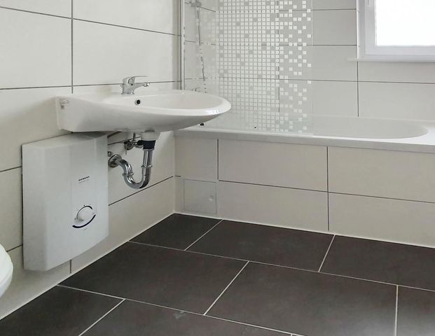 Aktuelle Renovierung: Geräumige 4 Zimmer-Wohnung mit Balkon in Mainleus - Photo 1