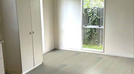 Cozy Three-Bedroom Family Home - Photo 3