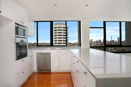 Luxurious Harbour-Edge Living in Darling Point - Photo 3