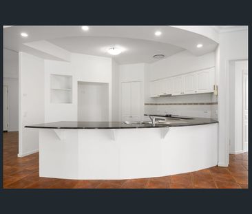 Waterfront Living on a Grand Scale in Prestigious Helensvale - Photo 6