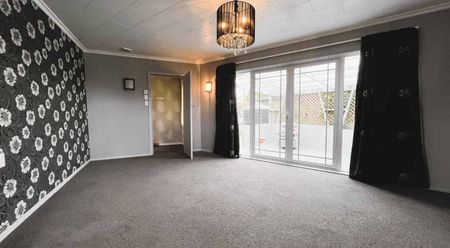 Modern Family Home - Photo 2