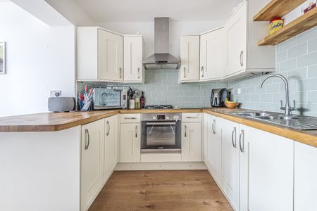 Terraced House to rent - Hargood Road, London, SE3 - Photo 4