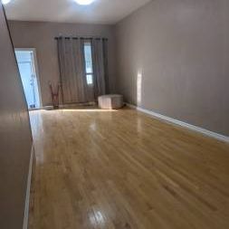 House for Rent in Leslieville - Photo 2