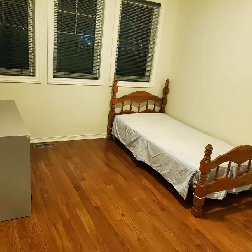 For Lease - 31 Thornbury Crescent, South of Baseline to Knoxdale, Ontario - Photo 1