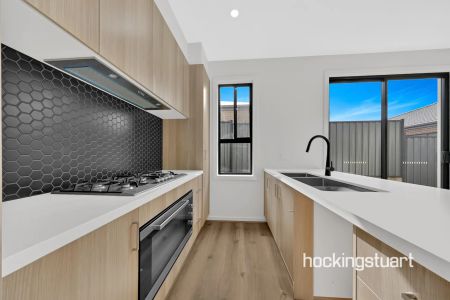 BEAUTIFUL FAMILY HOME - Photo 2