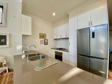 Stylish & contemporary north facing townhouse with an abundance for natural light - Photo 4