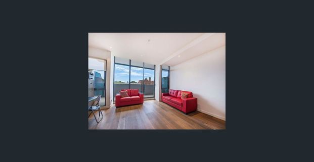 STYLISH FIRST FLOOR APARTMENT IN THE HEART OF BAY STREET - Photo 1