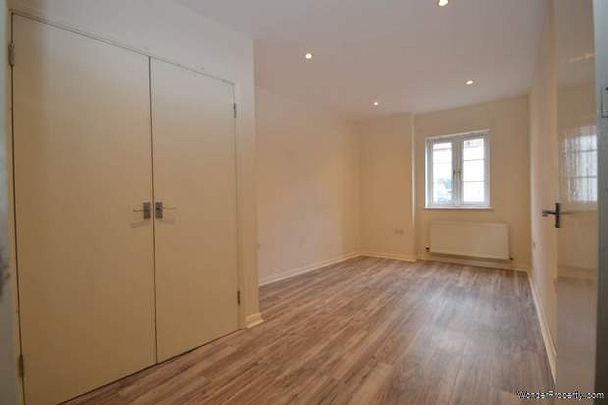 2 bedroom property to rent in Addlestone - Photo 1