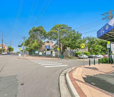 Perfectly positioned apartment within walking distance to shopping village and train station - Photo 4