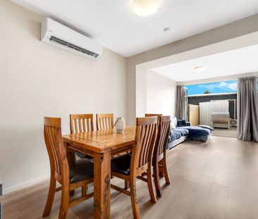 Location, location, lovely townhouse just opposite Botany Town Centre - Photo 6