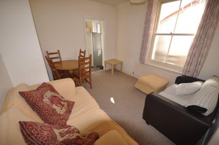 5 bedroom House To Let - Photo 2