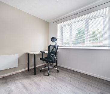 Flat to rent - Winston Close, Greenhithe, DA9 - Photo 5