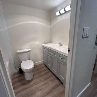 Renovated Jr.2BD+1 Bath - Stanley Manor - Photo 4