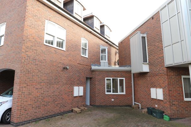 Three Bedroom Terraced House for Rent in Chelmsford - Photo 1