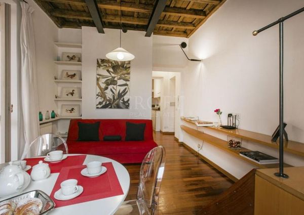 A Charming Penthouse with a Balcony in the Heart of Rome. In Residence with consierge, A/C , WIFI.Rif. #1946