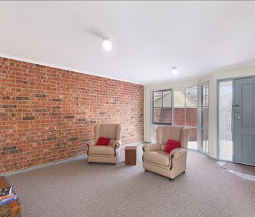 Charming 2-Bedroom Townhouse in Leafy Queanbeyan West - Photo 4