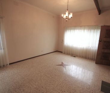 Perfect Family Home in a Prime Location - Opposite Parkland! - Photo 4