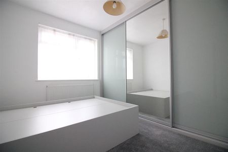 Park Lane, Hayes - Photo 2