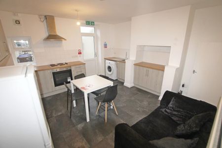 2 bedroom terraced house to rent - Photo 4