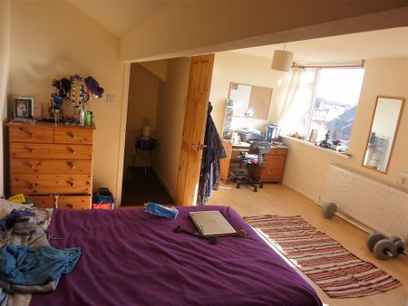 4 bedroom House in Lumley Place, Burley - Photo 5
