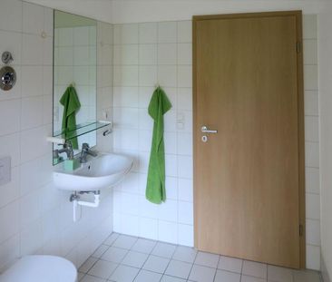 Seniorenfreundliche Wohnung im Grünen // Balkon // Bad und Küche mi... - Photo 1