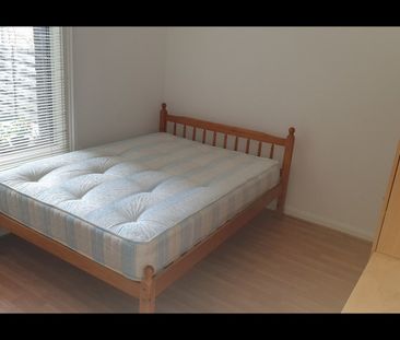 Room in a Shared Flat, Chichele Road, NW2 - Photo 5