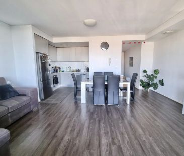 MODERN TWO BEDROOM APARTMENT! - Photo 4