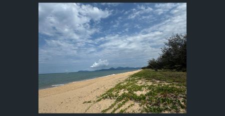 Spacious Two-Bedroom Townhouse – Walk to the Beach! - Photo 3