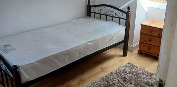 Loft room to let for single female only- Ilford - Photo 2