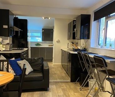 Room in a Shared House, Cromwell Road, SO15 - Photo 1