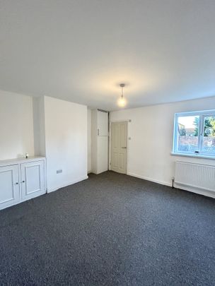 Newly Renovated 1 bed maisonette with PARKING - Photo 1