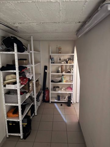 Titre : Local à louer de 57,41 m² à Suresnes - Photo 2