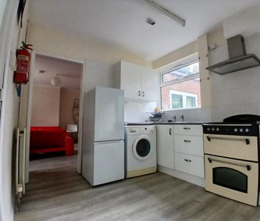 4 bedroom semi-detached house to rent - Photo 4