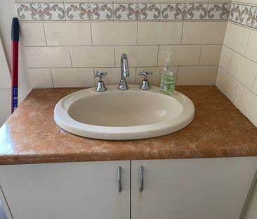 Altona Meadows - Photo 2