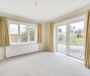 4 bedroom detached house to rent - Photo 2