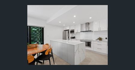 Stunning Contemporary Family Home - - Photo 2